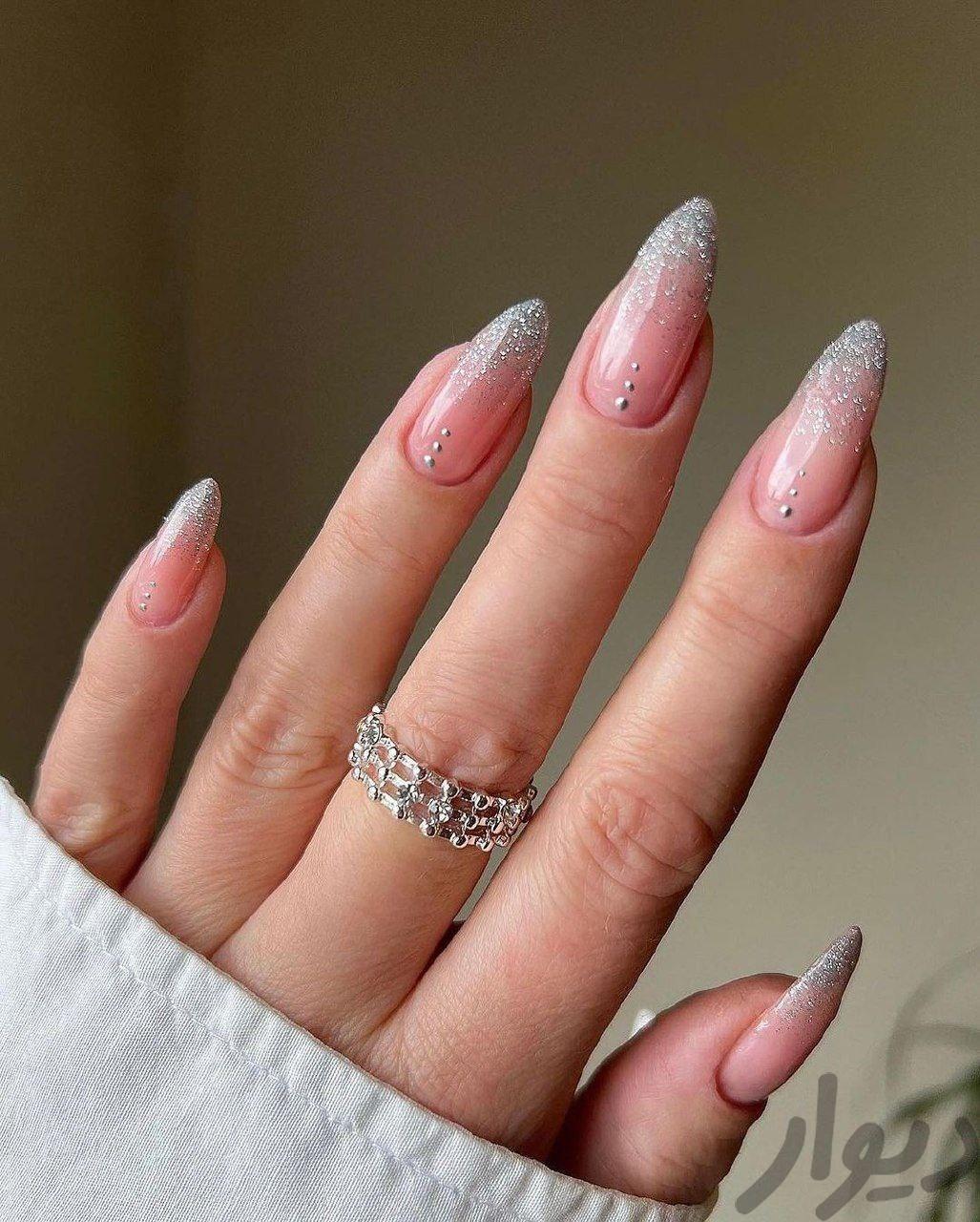 ناخن کار و مژه کار