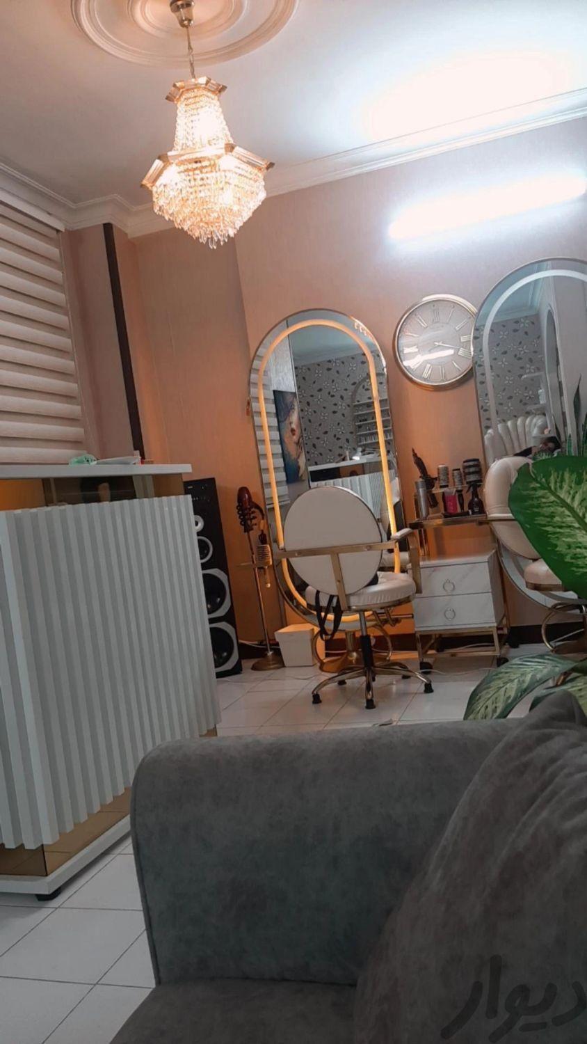 استخدام نیرو مژه کار حرفهای و پاکسازی پوست