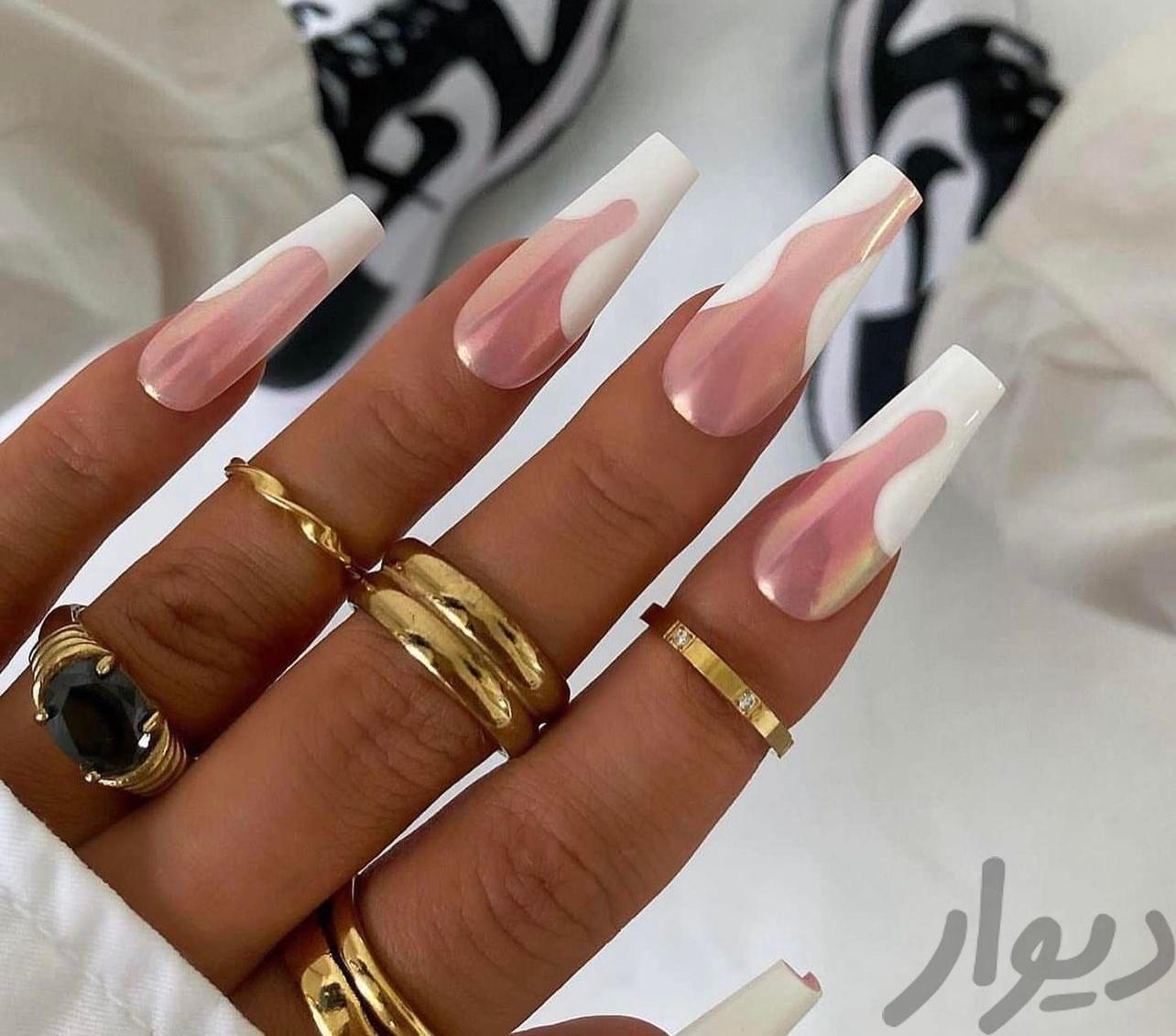 استخدام ناخن کار کوتاهى مو آرایش دائم